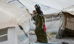 Une irakienne et son enfant, le 10 juin 2017 dans le camp Hassancham, près de Mossoul, où vivent de nombreux syriens ayant fui les combats dans la deuxième ville d'Irak
