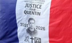 Un portrait de Quentin Deranque, décédée aprÚs une violente agression à Lyon, sur un drapeau français lors d'un rassemblement en son hommage à Paris, le 15 février 2026