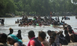 Des migrants honduriens, empêchés de passer par un pont, traversent la rivière Suchiate entre le Guatemala et le Mexique, dans l'espoir de rejoindre ensuite les Etats-Unis, le 29 octobre 2018.