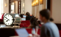 Des étudiants profitent de créneaux horaires réservés pour réviser au Cafe Museum de Vienne, le 1er février 2021 en Autriche