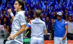 Le double victorieux: Pierre-Hugues Herbert et Richard Gasquet avec leur capitaine Yannick Noah, le 25 novembre 2017 à Villeneuve-d'Ascq lors de la finale de la Coupe Davis France-Belgique
