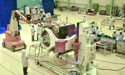 Des ingénieurs et scientifiques travaillent sur des éléments de la mission lunaire Chandrayaan-2, le 12 juin 2019 à Bangalore, en Inde