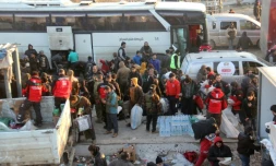 Des Syriens évacués de la dernière poche tenue par des rebelles à Alep, arrivent le 19 décembre 2016, dans une région située à l'ouest de l'ex-capitale économique de la Syrie et contrôlée par l'opposition anti-Assad