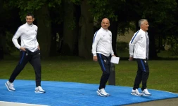 L'entraîneur des gardiens Franck Raviot, l'assistant Guy Stephan et le sélectionneur de l'équipe de France Didier Deschamps, le 24 mai 2016 à Clairefontaine
