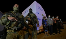 Des millitaires protègent un conteneur rempli d'un million de doses du vaccin anti-Covid Pfizer-BioNTech à l'aéroport Viracopos  à Campinas, à 100 km de Sao Paulo, Brésil, le 29 avril 2021
