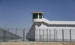 Une tour de guet d'un complexe supposé héberger un centre de détention près de Hotan, au Xinjiang, le 31 mai 2019