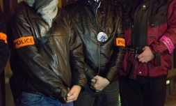 Des policiers participent à un mouvement de protestation silencieuse dans la nuit du 18 au 19 octobre 2016 devant l'hôpital Saint-Louis à Paris où est soigné un policier grièvement blessé par une quinzaine d'individus à Viry-Châtillon (Essonne)