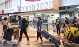 Des membres de l'équipe américaine d'escrime arrive à l'aéroport de Narita, le 17 juillet 2021