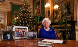 Cette photo publiée le 24 décembre 2019 montre la reine Elizabeth II posant après avoir enregistré son message annuel de Noël, au château de Windsor, à l'ouest de Londres