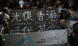 "Libérez Hong Kong", peut-on lire sur une pancarte placée sur un chariot à bagages à l'aéroport de Hong Kong, où des manifestants prodémocratie ont entamé un sit-in le 9 août 2019