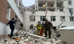 Des sauveteurs déblayent les décombres d'un bùtiment détruit à la suite d'une attaque de missile russe à Tchernigiv, en Ukraine, le 17 avril 2024