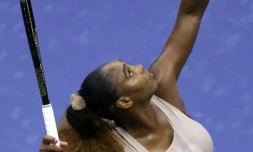 L'Américaine Serena Williams au service, lors de l'US Open à New York, le 3 septembre 2020