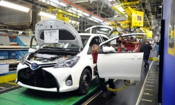 Un ouvrier travaille à l'assemblage d'une voiture Toyota Yaris, le 30 juin 2015 à Onnaing, dans le nord de la France