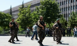 Des policiers turcs patrouillent devant le palais de justice d'Ankara le 18 juillet 2016