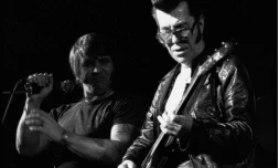 Le guitariste américain Link Wray (d) joue sur scène avec le chanteur Danois Rock Nalle à Copenhague en 1979