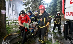 Une personne blessée est secourue après une frappe russe à Kharkiv, dans l'est de l'Ukraine, le 7 juin 2025
