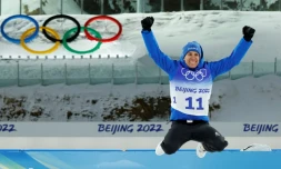 La joie du Français Quentin Fillon-Maillet, champion olympique de l'individuel (20 km), aux Jeux de Pékin, le 8 février 2022 au centre national de biathlon de Zhangjiakou