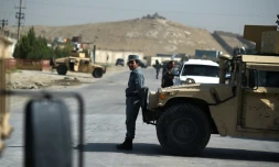 Un agent de sécurité afghan bloque une route dans les environs de Kaboul après une attaque contre un hôtel, le 1er août 2016