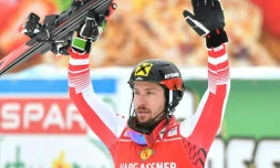 L'Autrichien Marcel Hirscher bras levés dans l'aire d'arrivée après avoir remporté le slalom de Saalbach en Autriche, le 20 décembre 2018