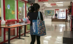 Une élÚve porte son enfant dans les couloirs du lycée Lincoln Park de Brownsville, le 1er novembre 2023 au Texas