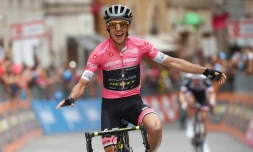 Le Britannique Simon Yates exulte à l'arrivée de la 11e étape du Tour d'Italie, entre Assisi et Osimo, le 16 mai 2018