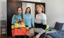 Les Ukrainiennes Maryna Troshchenko (c), sa mÚre Iryna Simonova (d) et sa fille Katya Troshchenko dans leur appartement à Vienne, le 8 février 2024 en Autriche