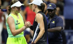 la Lettonne Jelena Ostapenko et la Polonaise Iga Swiatek se saluent à la fin de leur rencontre remportée par la premiÚre à l'US Open dans l'USTA Billie Jean King National Tennis Center à Flushing Meadows, New York, le 3 septembre 2023