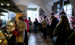 Des clients font la queue dans un café proposant des plats à emporter, le 2 novembre 2021 à Saint-Pétersbourg