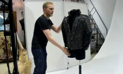 Raymond Janis de la maisonProfiles in History présente le 29 avril 2016 à Los Angeles le blouson emblématique porté par Prince dans son film "Purple Rain" (1984) qui sera mis aux enchères 