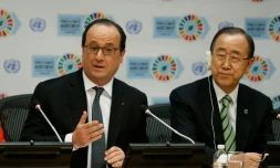 Le président François Hollande et le Secrétaire général de l'Onu Ban Ki-moon lors de la cérémonie de signature de l'accord de Paris sur le climat, le 22 avril 2016 à l'Onu à New York