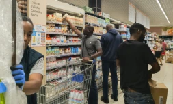 Des clients cherchent des produits dans un supermarché prÚs de Fort-de-France, en Martinique, le 23 septembre 2024