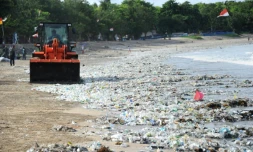 Des déchets plastiques nettoyés sur la plage de Kuta beach près de Bali, le 19 décembre 2017
