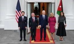 (g-d) Le prince héritier Hussein de Jordanie, le roi Abdallah II de Jordanie, le président américain Joe Biden, son épouse Jill Biden et la reine Rania de Jordanie, le 12 février 2024 à la Maison Blanche, à Washington