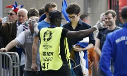 Un supporter lors d'un contrôle avant le match d'ouverture France-Roumanie de l'Euro-2016, à Saint-Denis près de Paris, le 10 juin 2016