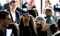 Le Premier ministre espagnol conservateur Mariano Rajoy (G), le 20 décembre 2015 à Madrid 