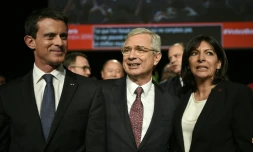 Claude Bartolone entre Manuel Valls et Anne Hidalgo à la fin d'une réunion électorale à Paris le 3 décembre 2015