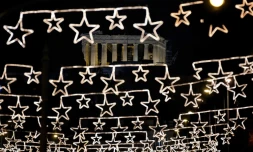 L'Acropole et le Parthénon à Athènes, vus à travers des illuminations de Noël, le 13 décembre 2016