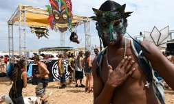 Des participants à une rave-party sauvage dans le parc national des Cévennes, le 10 août 2020 en LozÚre