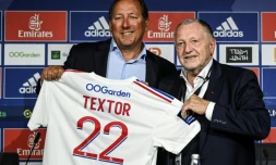 Le président de Lyon Jean-Michel Aulas (D) et  John Textor (G) posent lors d'une conférence de presse annonçant le rachat du club français par l'homme d'affaires américain, le 21 juin 2022 près de Lyon
