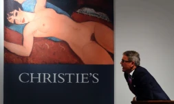 Le commissaire priseur Jussi Pylkkanen mène les enchères pour le tableau de Modigliani "Nu couché" chez Christies à New York, le 9 novembre 2015