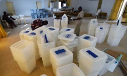 Préparation d'un bureau de vote le 24 octobre 2015 à Abidjan