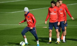 L'attaquant du PSG Neymar (g) à l'entraînement, le 21 septembre 2017 au Camp des Loges