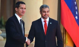 L'opposant vénézuélien Juan Guaido (g) et le président du Paraguay Mario Abdo Benitez, le 1er mars 2019 à Asuncion