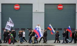 Des manifestants protestent le 20 février 2016 contre l'installation d'un centre pour migrants, à Sencur, à 25 km de Ljubljana