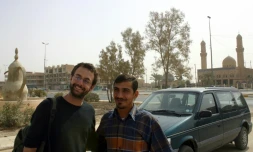 Bakhtiyar Haddad (D), kurde irakien, fixeur tué en juin à Mossoul pose le 24 octobre 2004 à Falloujah en Irak avec le photographe  Corentin Fleury