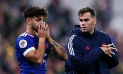 Le demi d'ouverture français Romain Ntamack (à gauche) et l'ailier français Damian Penaud à la fin du match contre l'Afrique du Sud, au Stade de France, le 8 novembre 2025