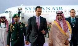 Photo diffusée sur la page Facebook de la présidence syrienne du président syrien Bachar al-Assd à son arrivée à l'aéroport de Jeddah à la veille du sommet de la Ligue arabe, le 18 mai 2023en Arabie saoudite 