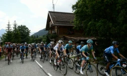 Le peloton avant le Col de la Colombière près du Grand-Bornand, lors de la 9e étape du Tour de France, le 17 juillet 2018