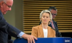 Ursula von der Leyen (c) et le professeur allemand Peter Strohschneider (g) lors d'une conférence de presse sur l'avenir de l'agriculture européenne, à Bruxelles le 4 septembre 2024
