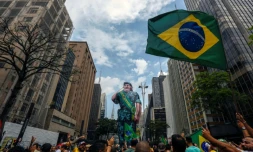 Les supporters du candidat d'extrême-droite à la présidentielle Jai Bolsonaro défilent le 30 septembre 2018 dans les rues de Sao Paulo au Brésil 